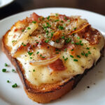 Bruschetta au fromage à raclette, lardons et oignons grillés