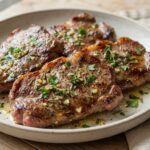 Steaks marinés aux herbes, ail et moutarde